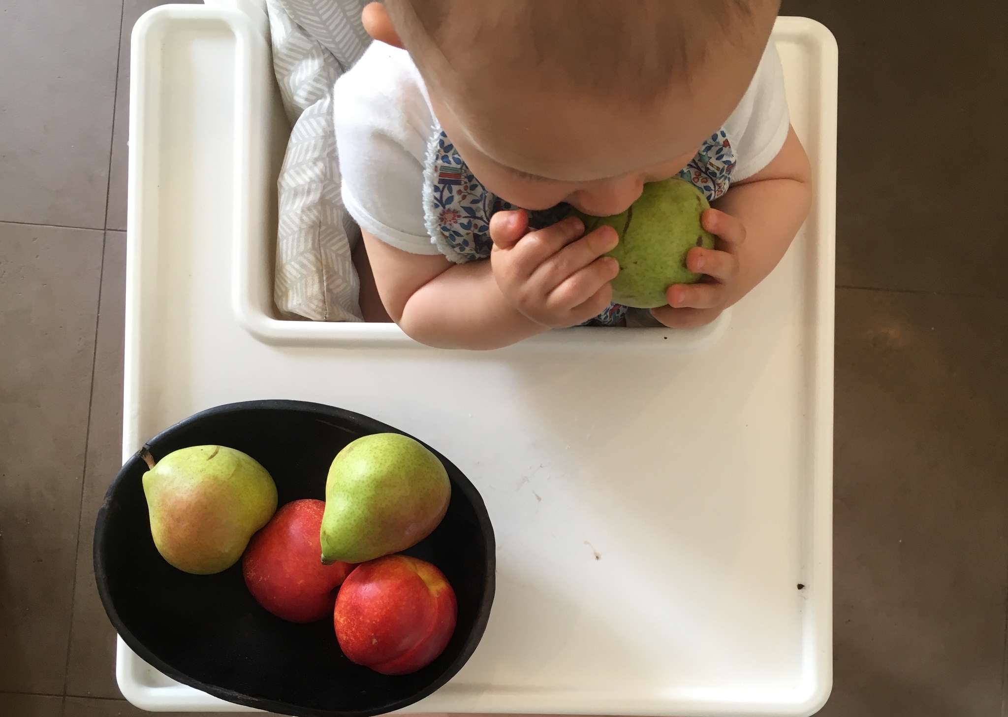 bébé mange des fruits (sucre naturel)
