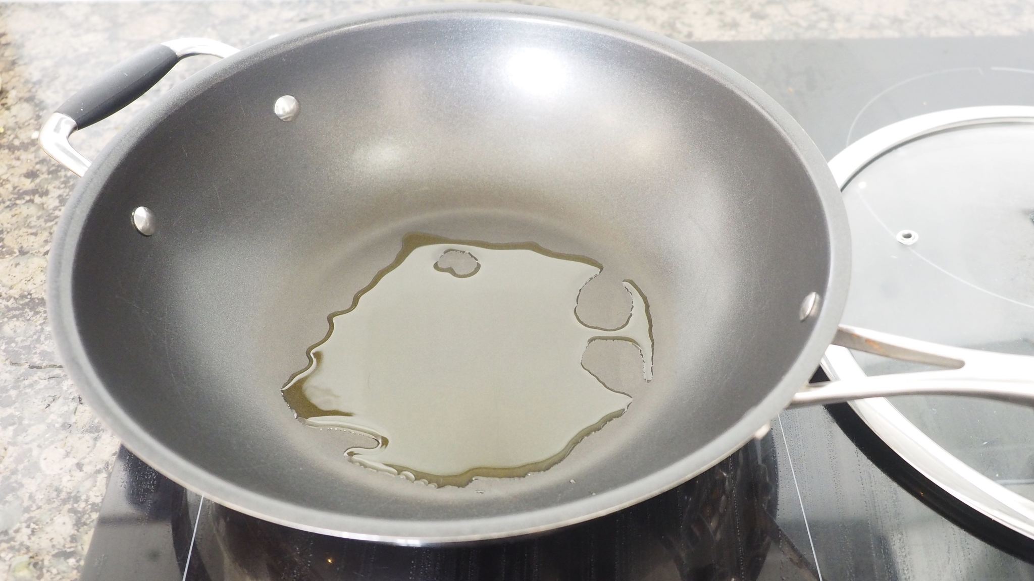 Faire chauffer l'huile dans un wok