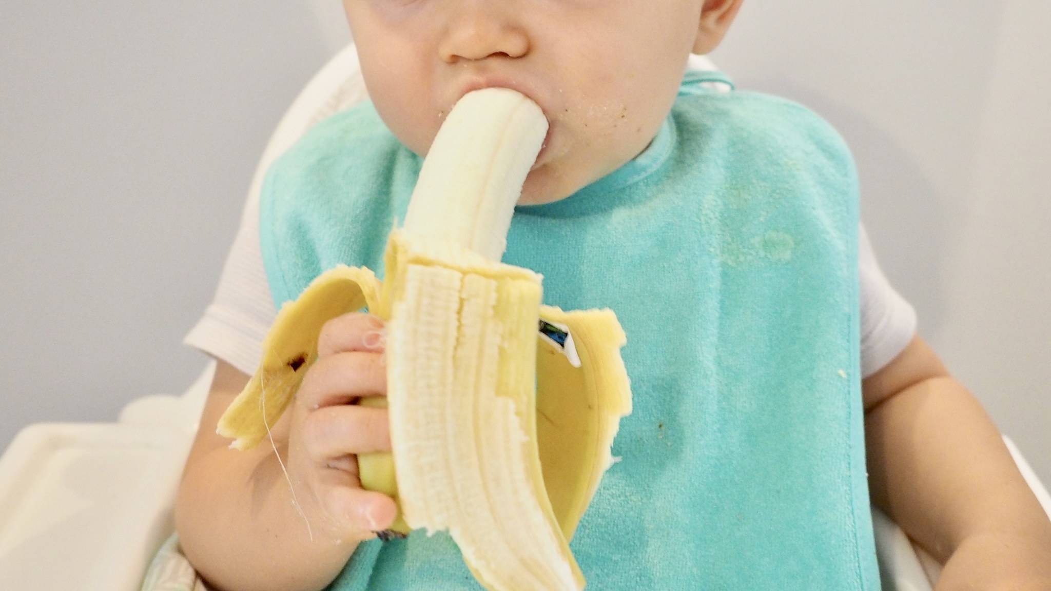 Bébé mange une banane (DME)