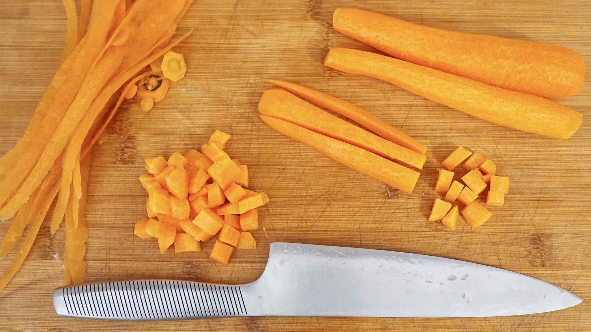 Couper les carottes en dés