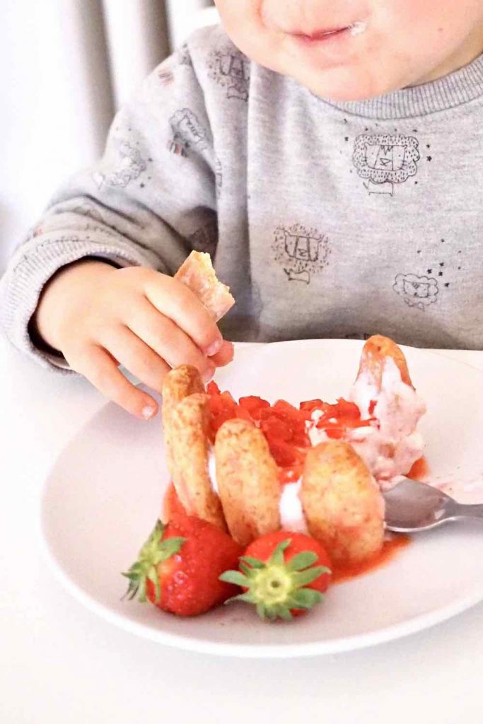 Recette de Recette bébé : petit-suisse, fraise, framboise, biscuit