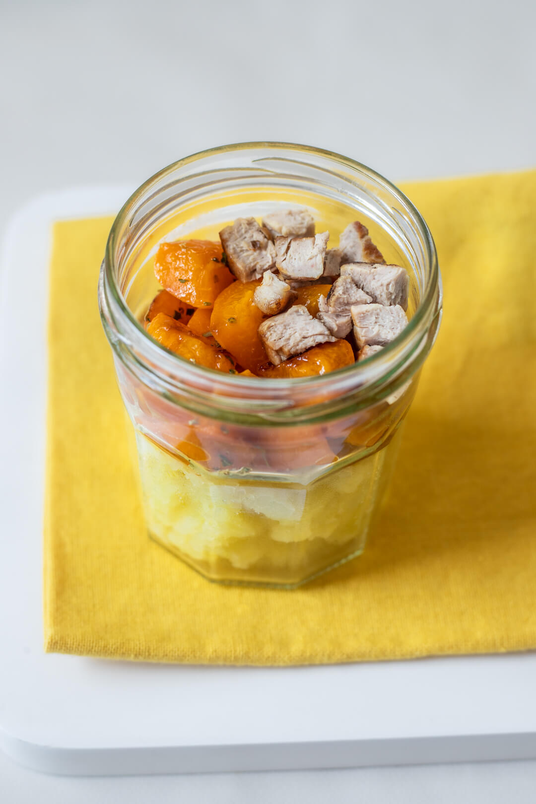 Filet mignon aux abricots rôtis et amandes, purée de pommes de terre
