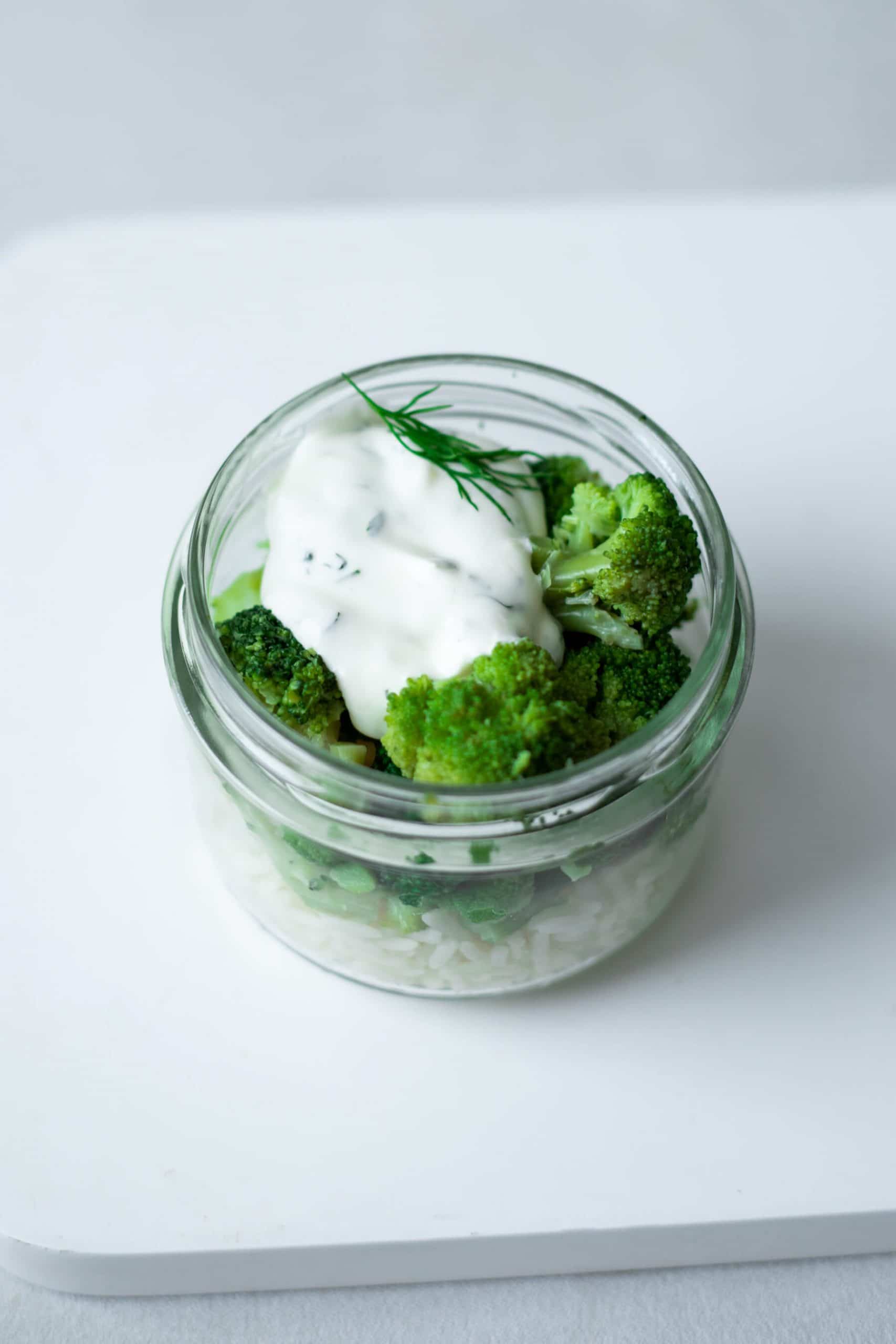 Fleurettes de brocoli et riz blanc, sauce au yaourt et aneth