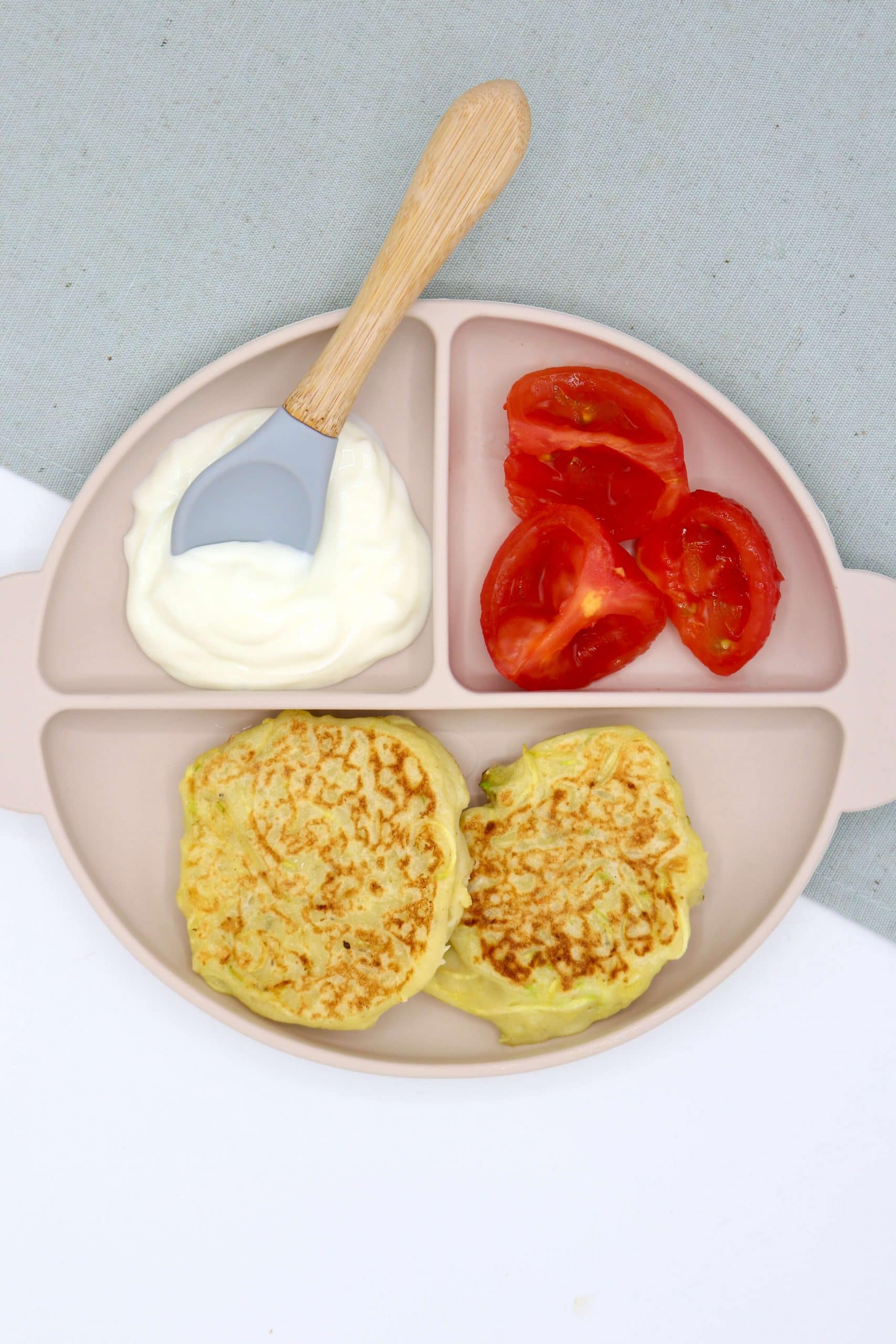 Pancakes de courgette et tomate en quartiers