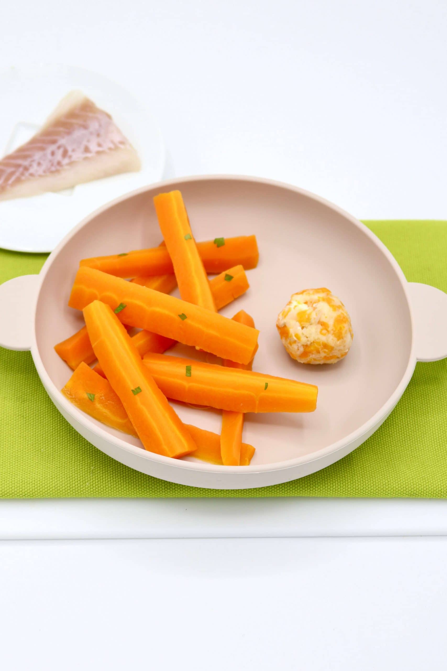 Bâtonnets de carotte et boulette de dorade