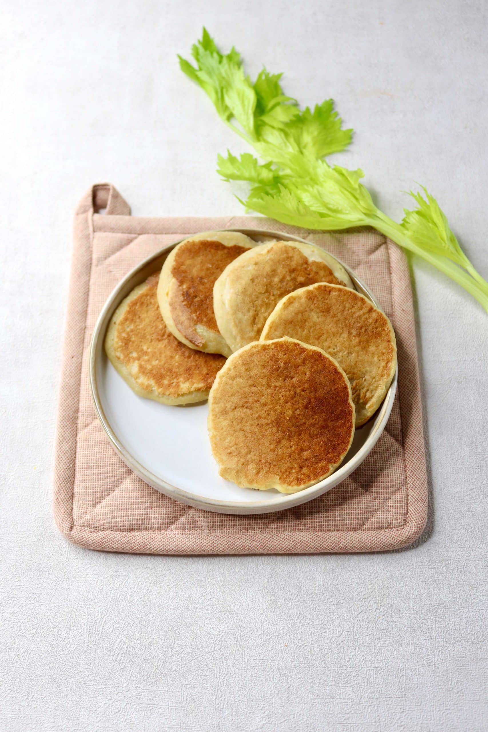 Pancakes au céleri, pomme, noix et bleu d'Auvergne