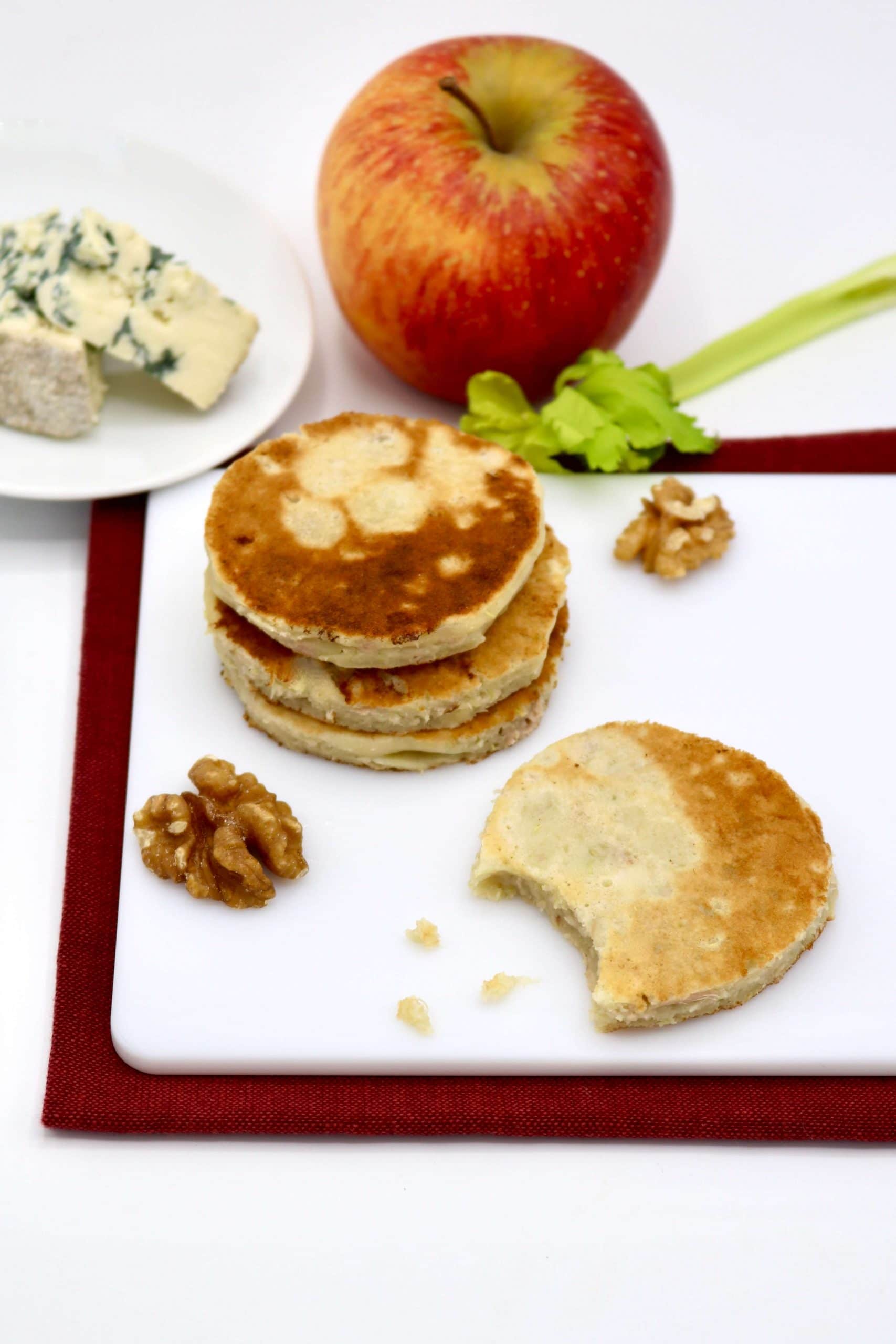 Pancakes au céleri, pomme, noix et bleu d'Auvergne