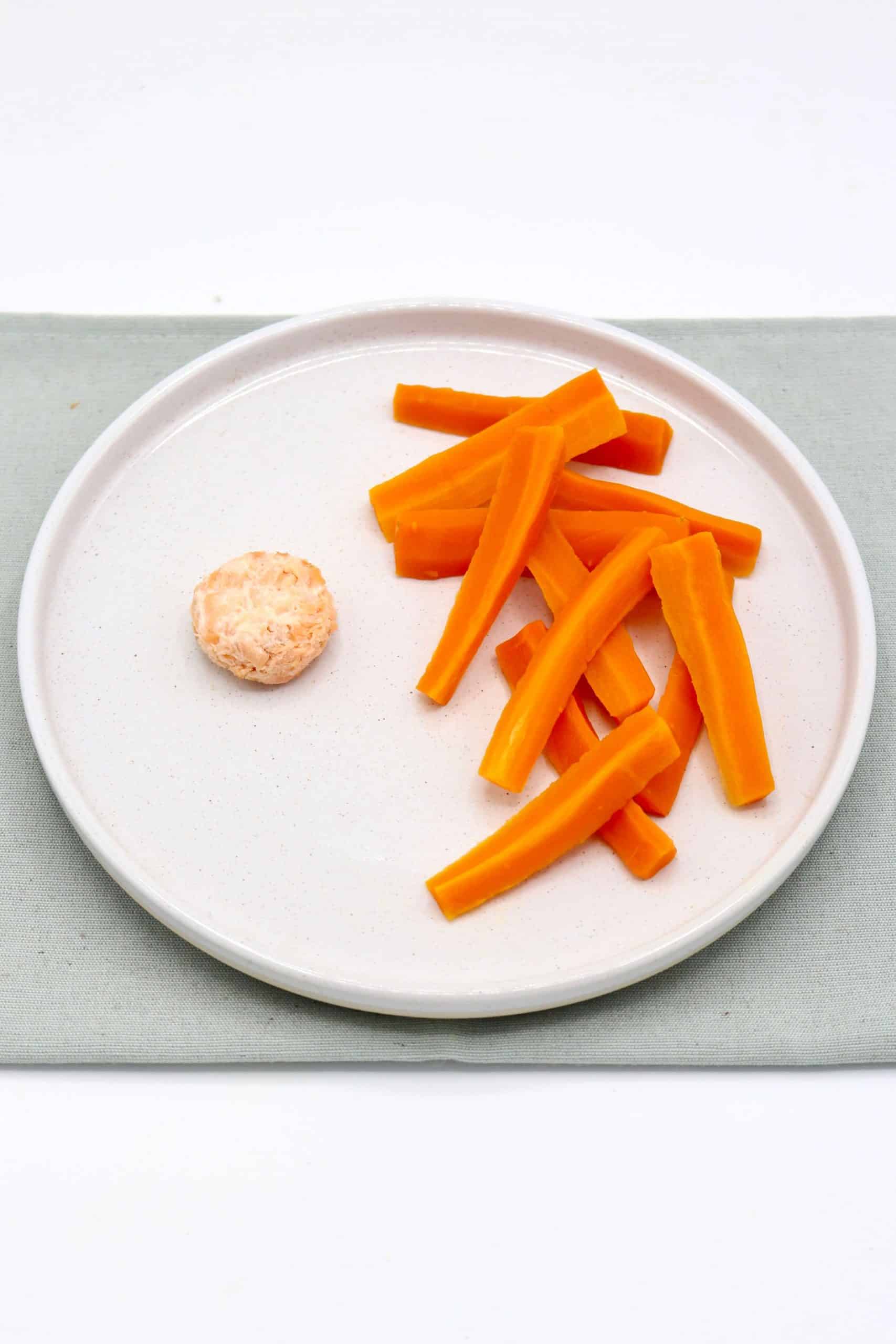 Bâtonnets de carottes et boulette de saumon