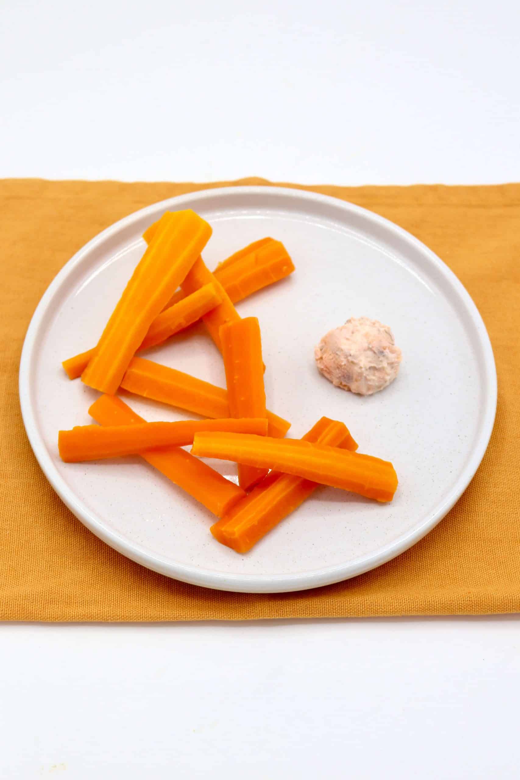 Bâtonnets de carottes et boulette de truite