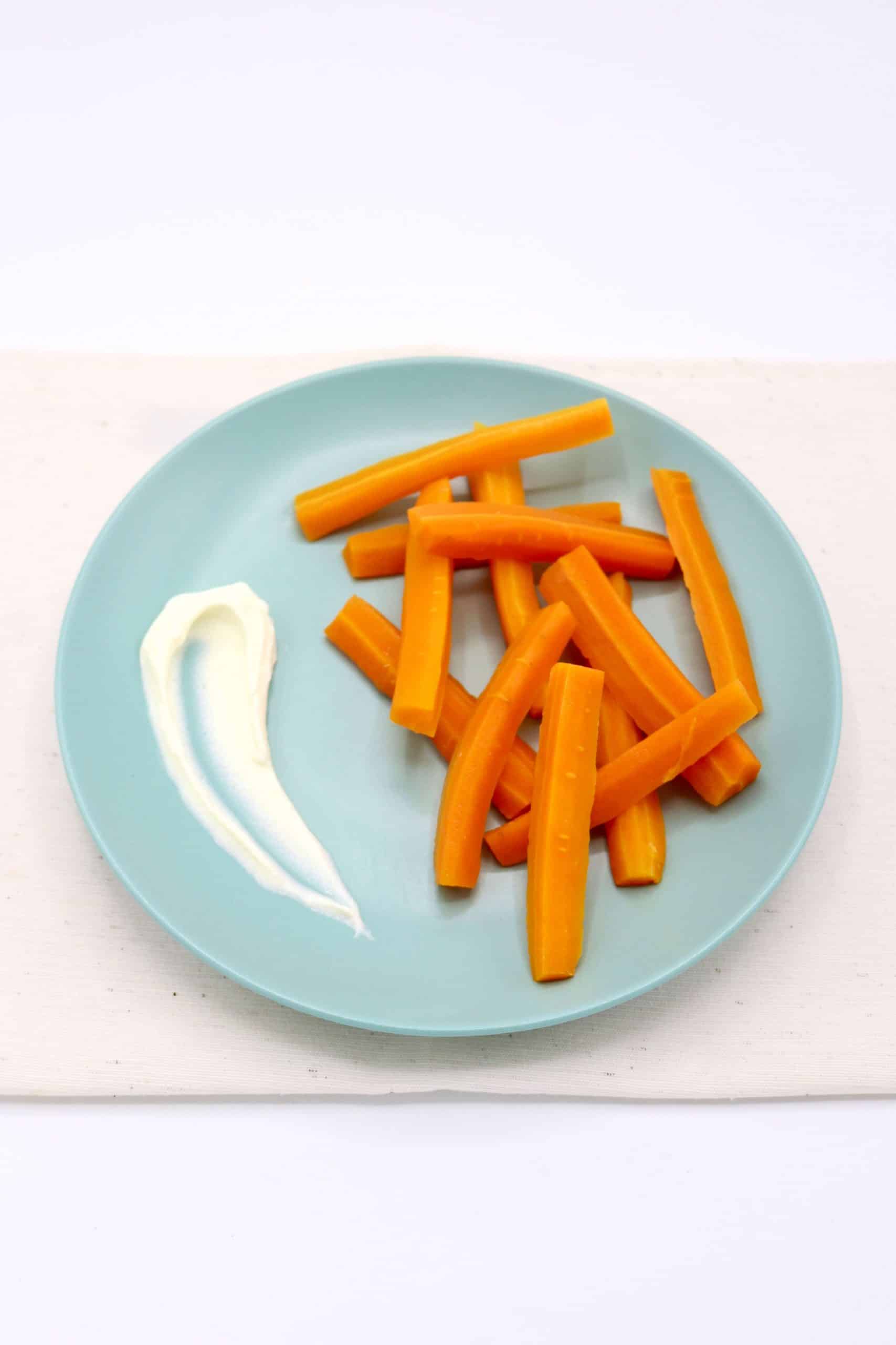 Bâtonnets de carottes et fromage frais