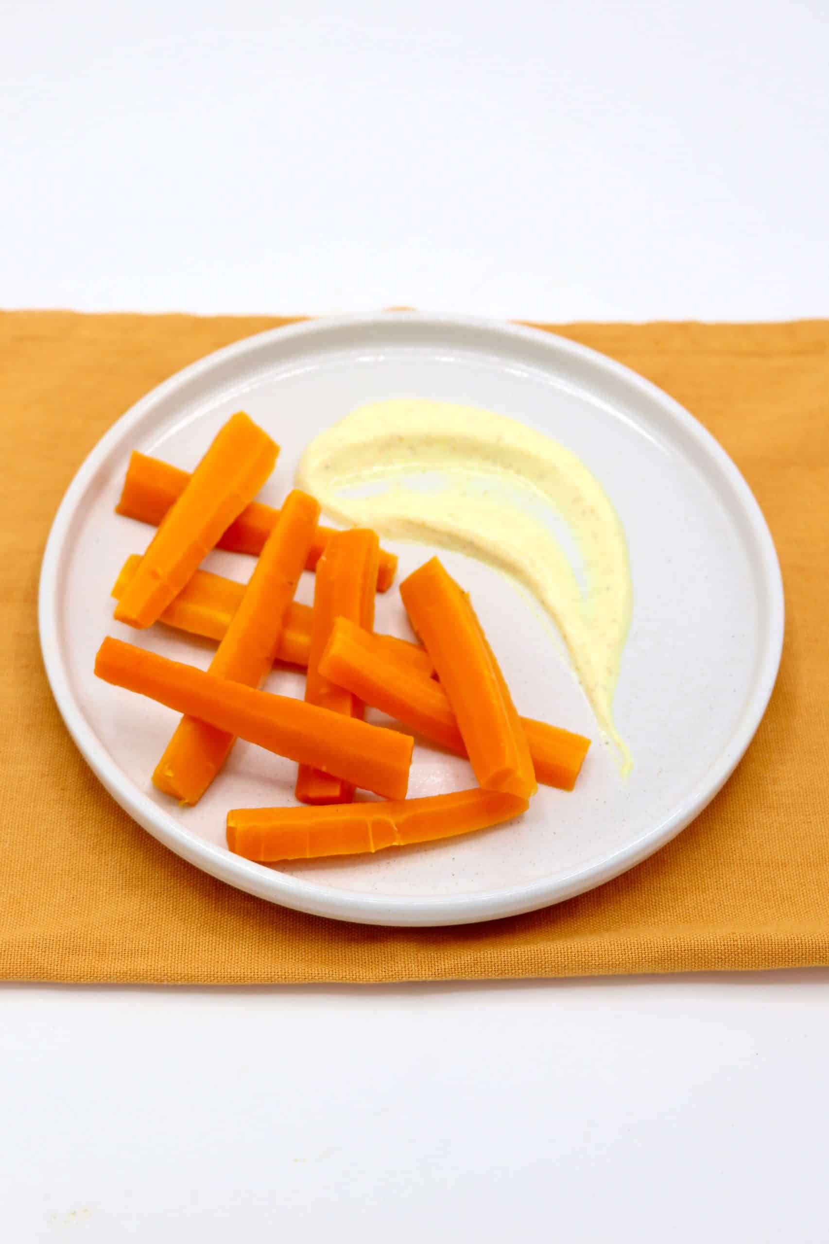Bâtonnets de carottes et sauce au cumin