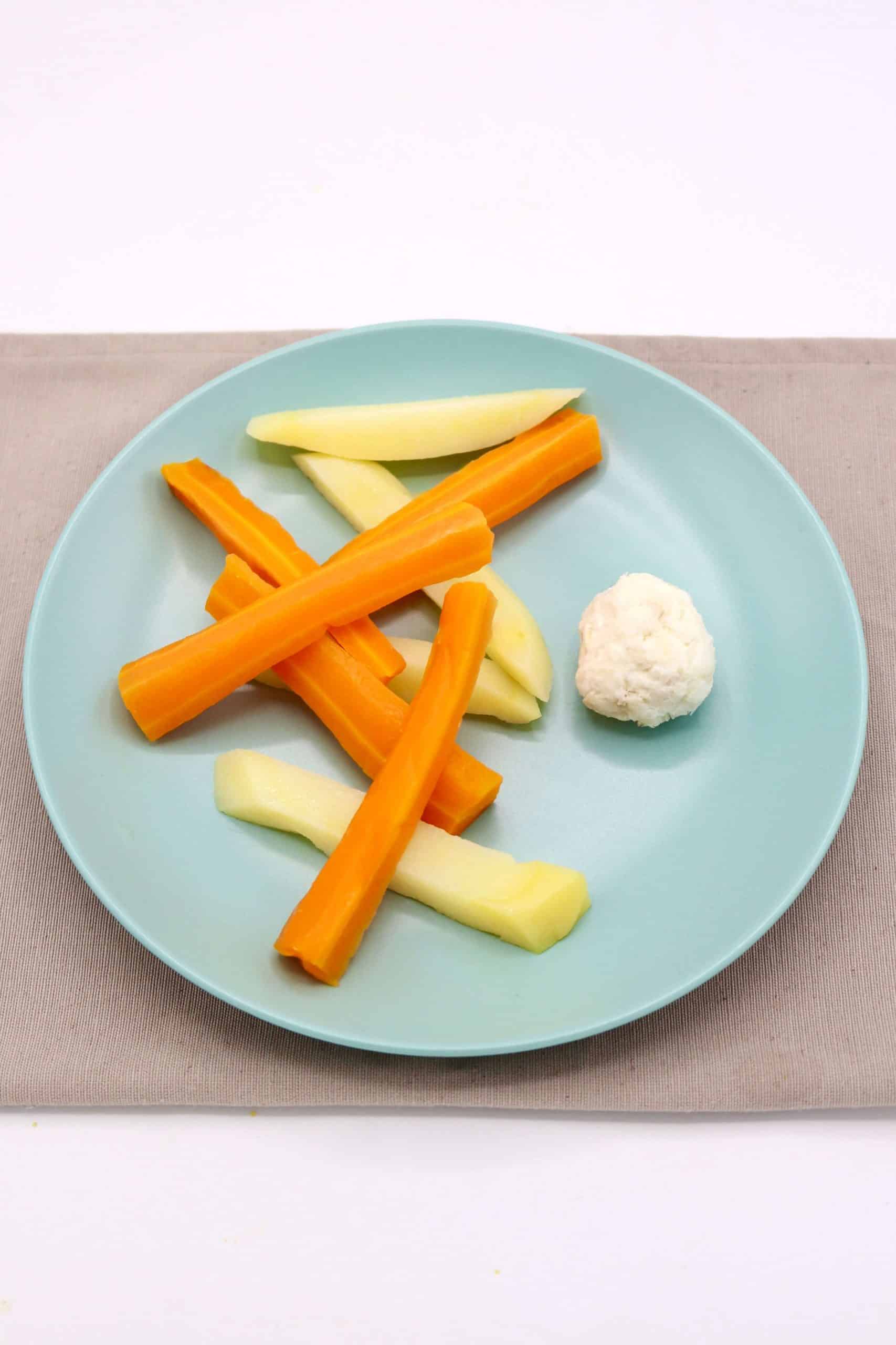 Duo de bâtonnets de carotte panais et boulette de poisson