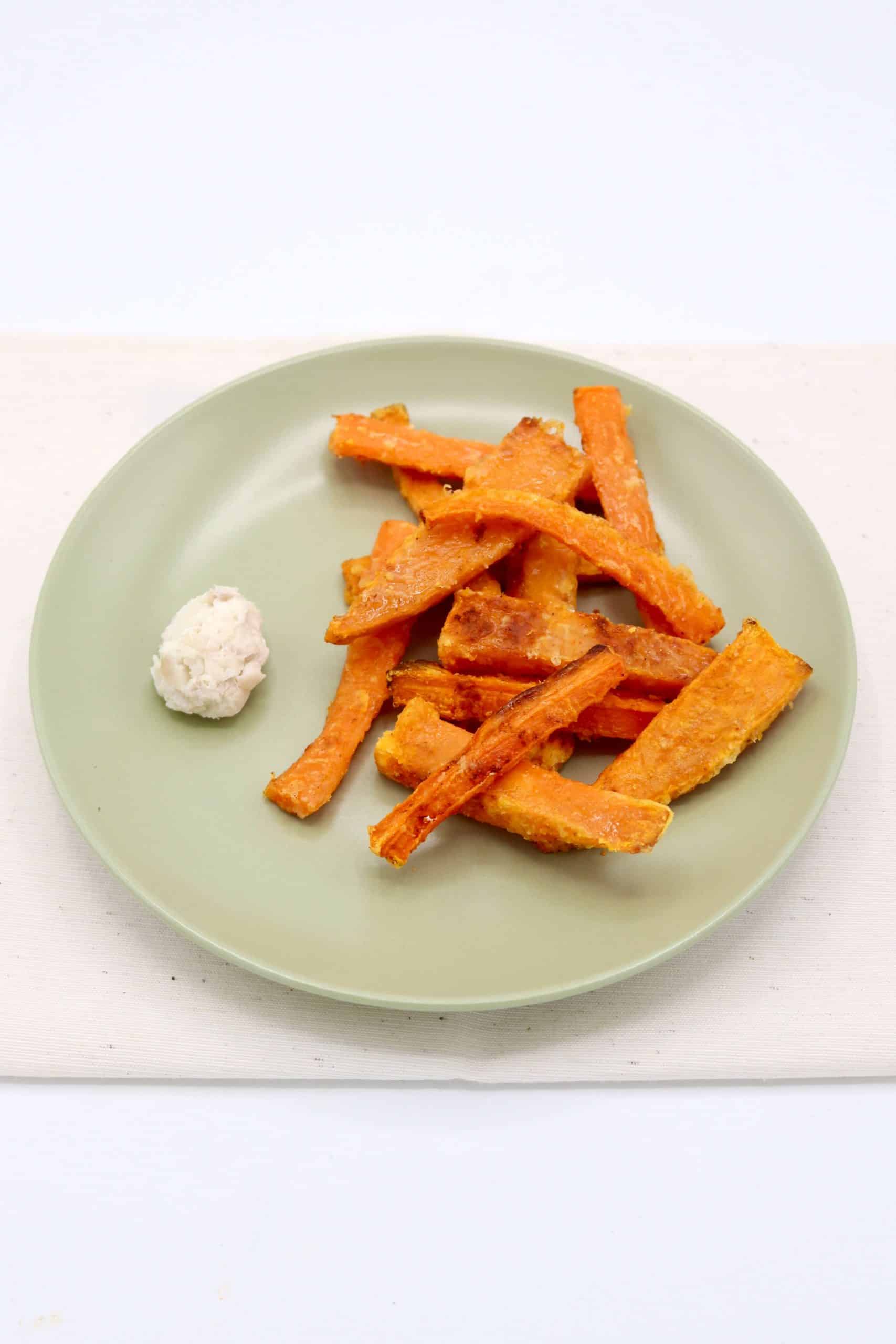 Frites de patate douce carottes et boulette de cabillaud