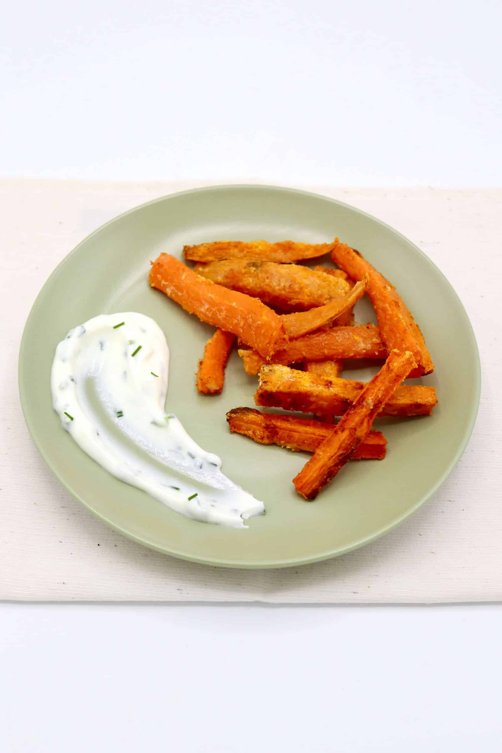 Frites de patate douce carottes et sauce à la ciboulette