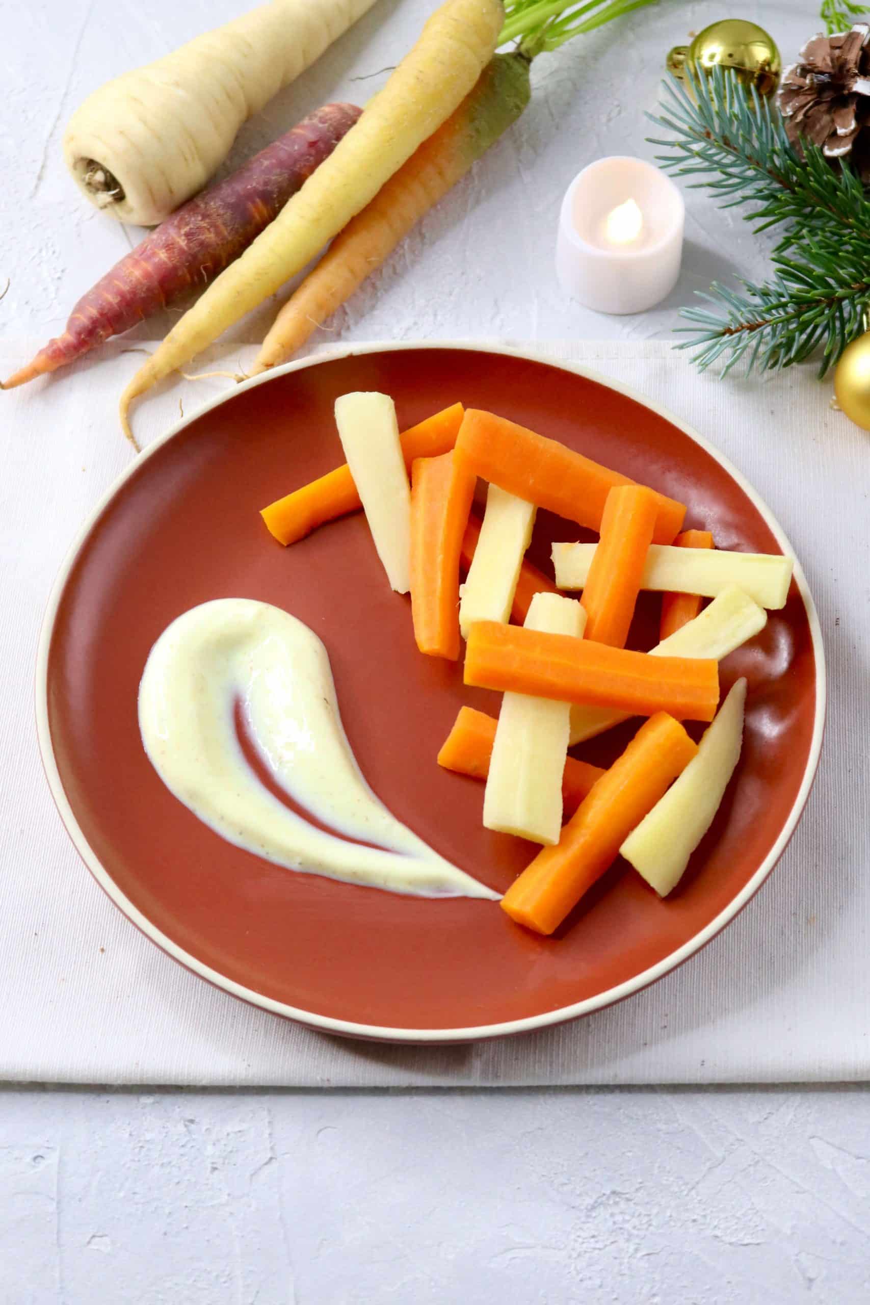 Duo de bâtonnets de carottes et panais et sauce au cumin