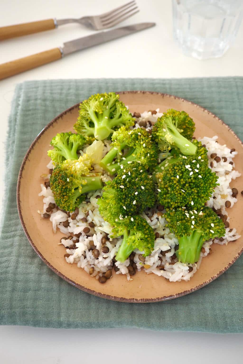 Poêlée de brocoli au sésame et sauce soja, mélange de riz et lentilles