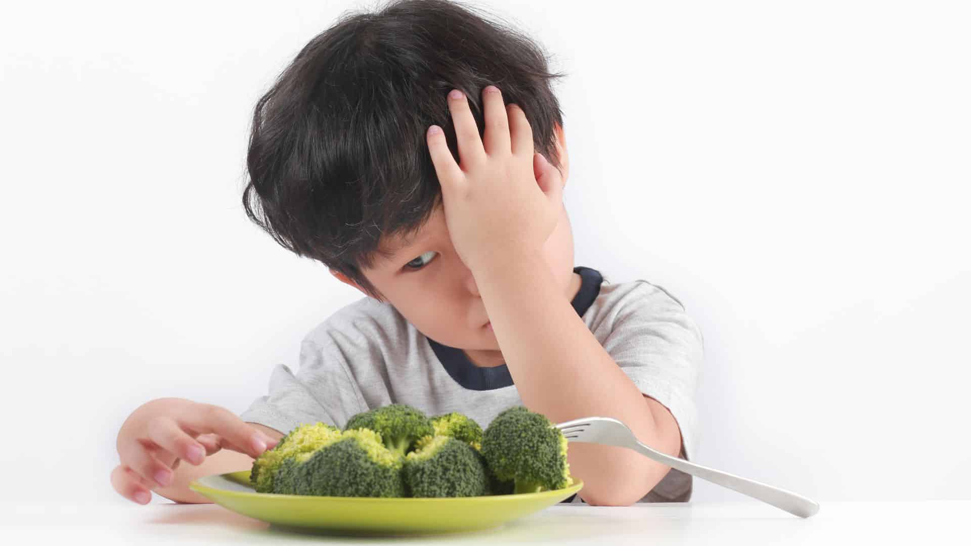Crise des 2 ans : que faire si mon enfant refuse de manger