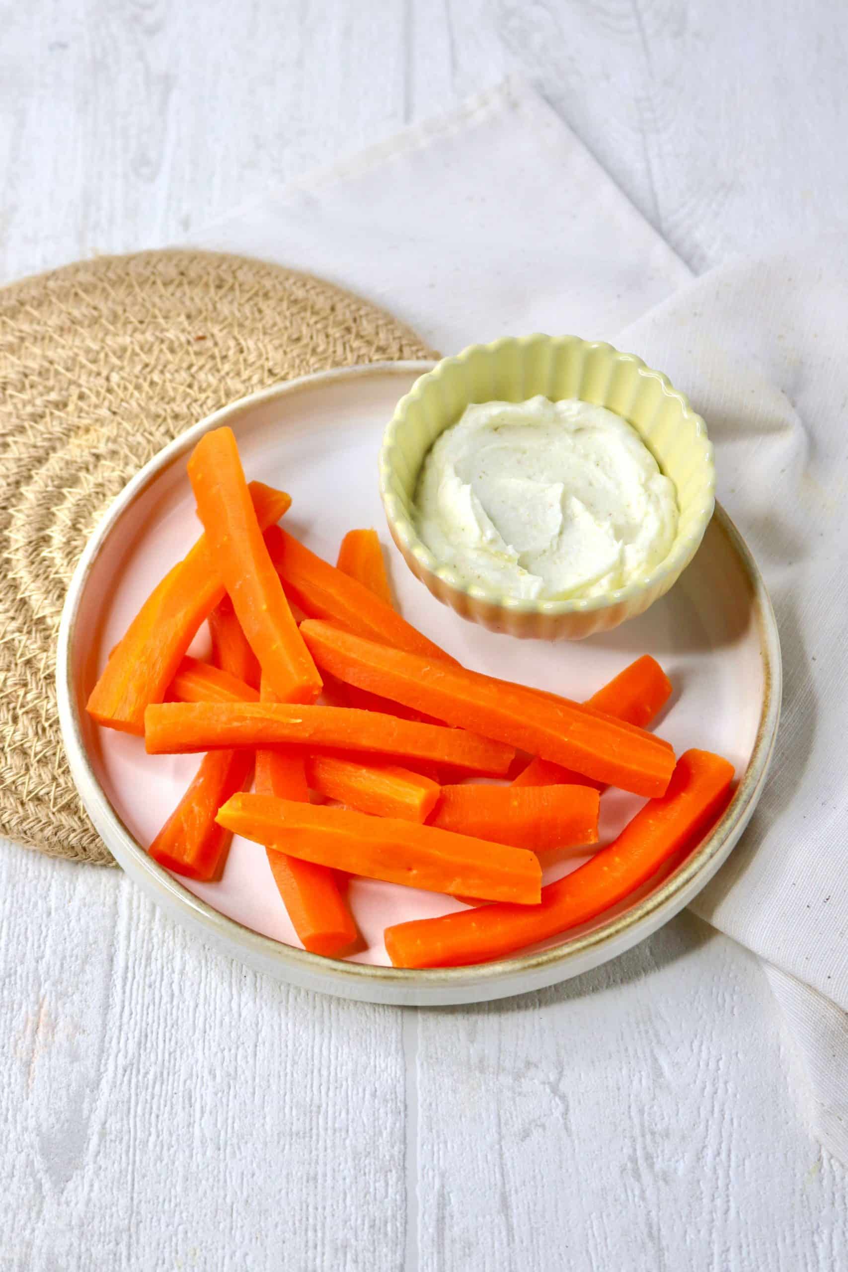 Bâtonnets de carotte et sauce blanche épicée