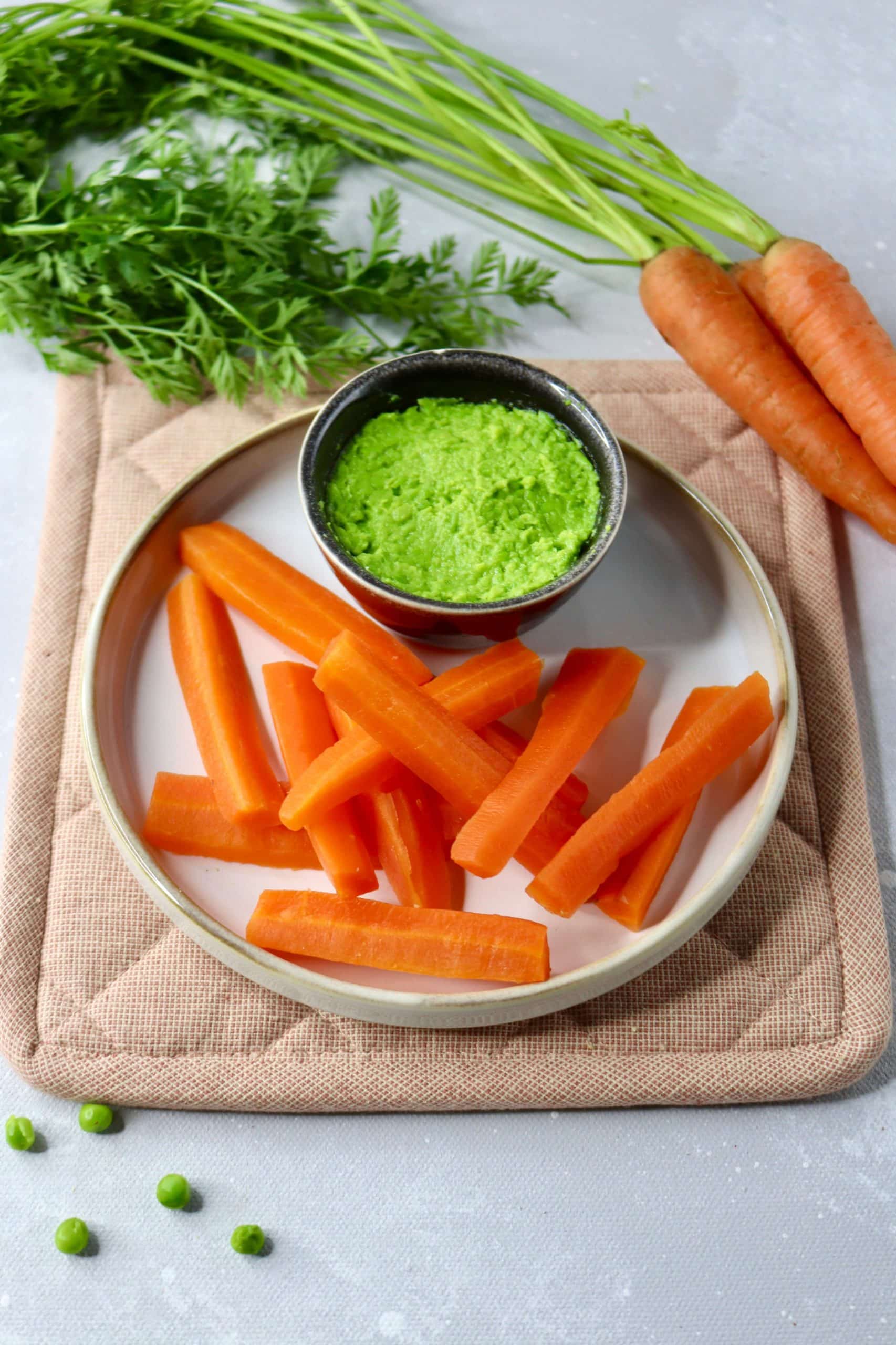 Bâtonnets de carottes et purée de petits pois