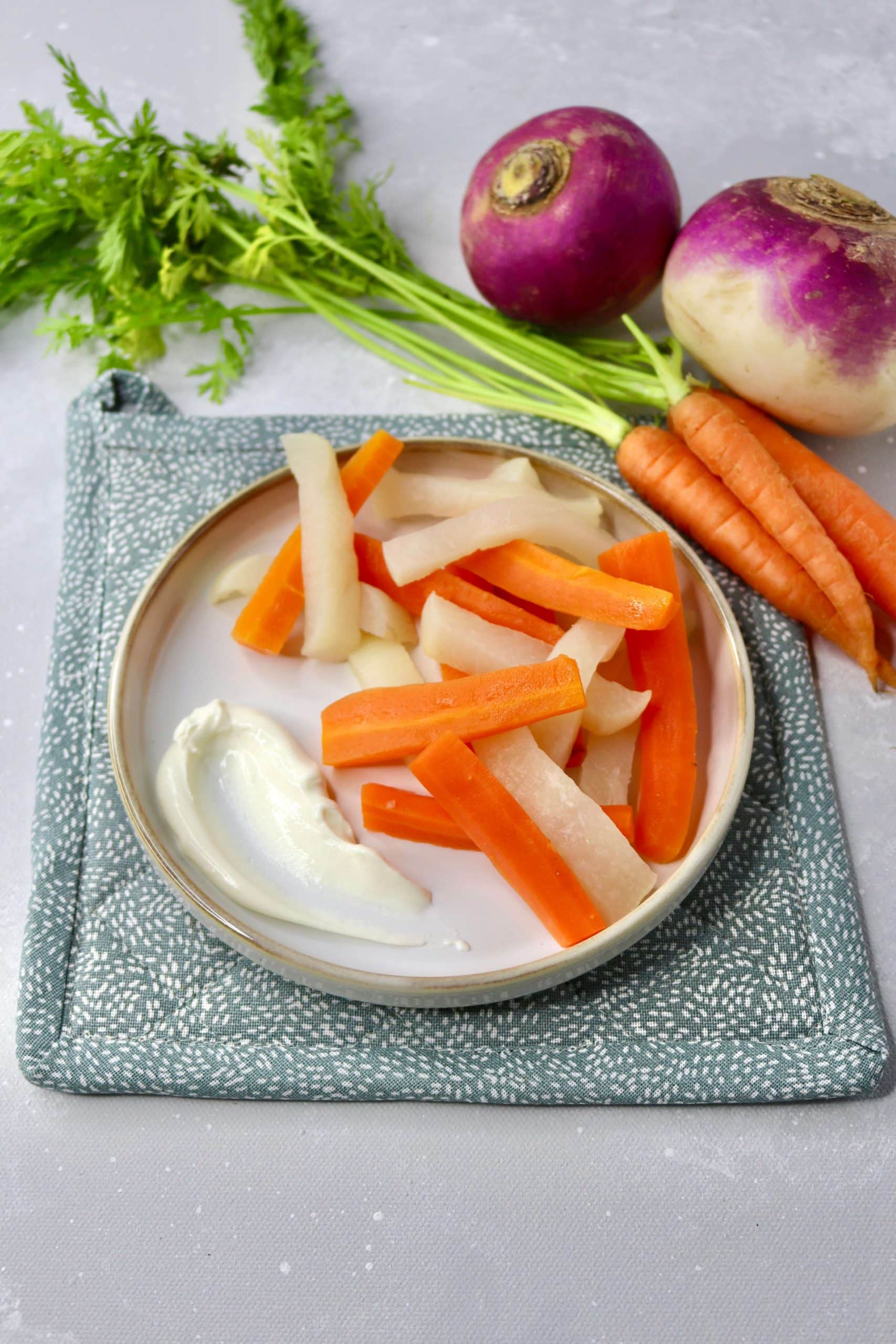 Bâtonnets de carottes et navet vapeur et fromage frais