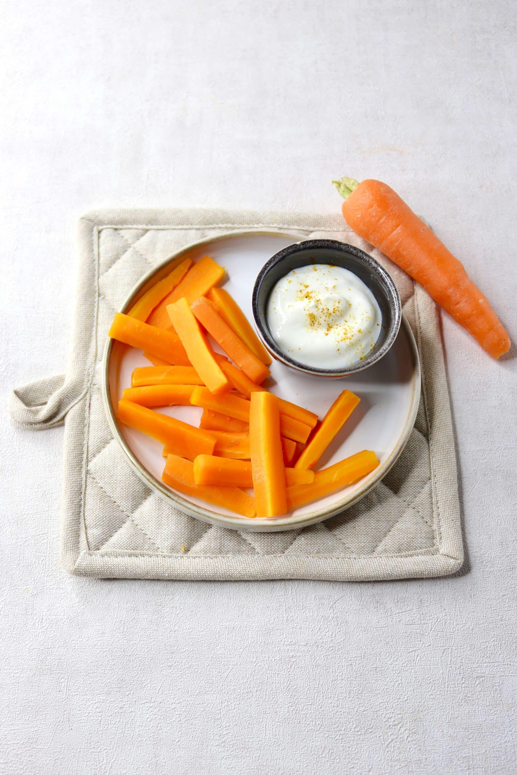 Bâtonnets de carottes et fromage blanc au cumin