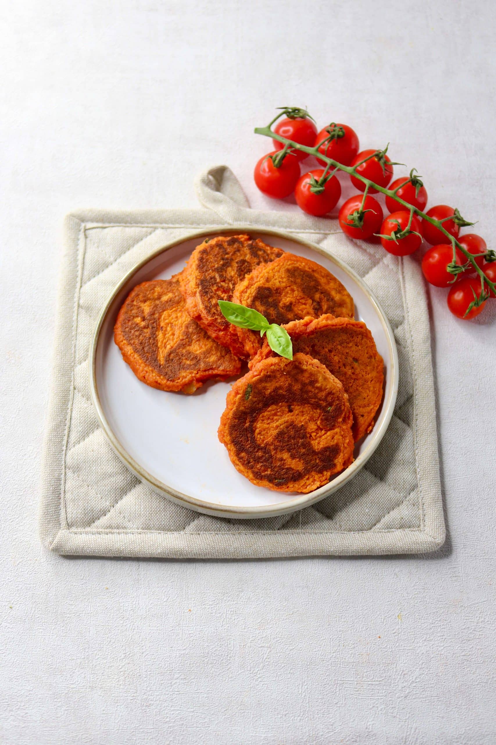 Pancakes de pommes de terre et tomates