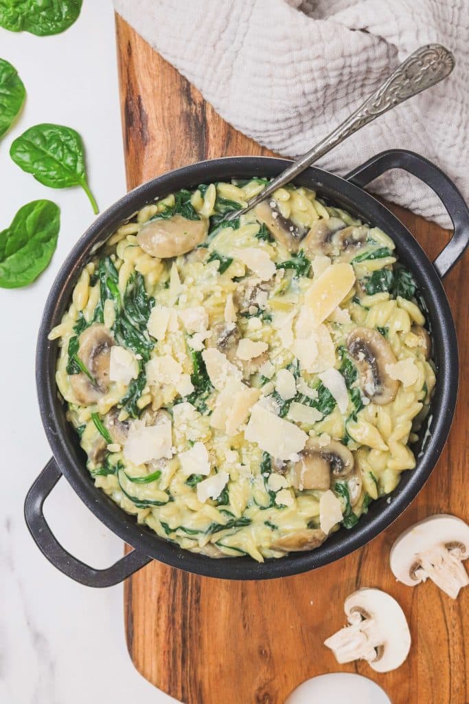 One pot à l'orzo crémeux, épinards et champignons