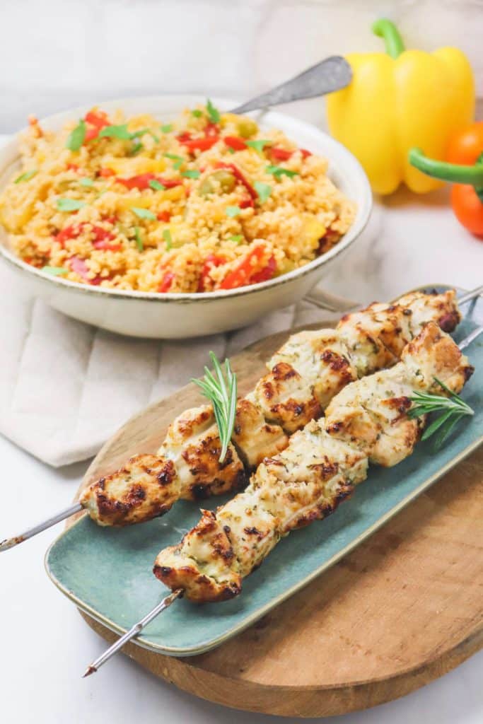 Brochettes de poulet mariné, poêlée de boulgour aux poivrons