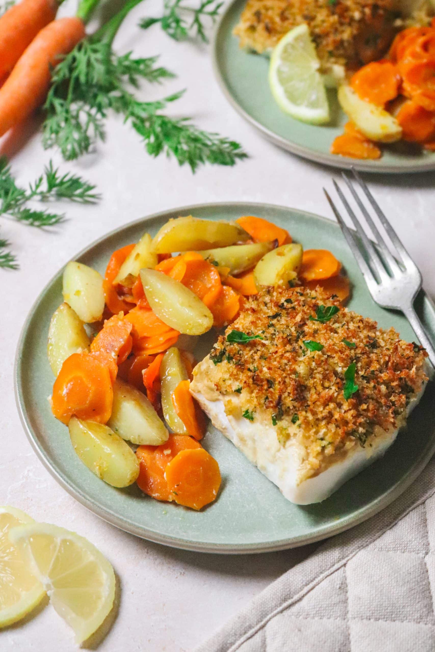 Crumble de poisson et ses petites carottes et pommes de terre rôties