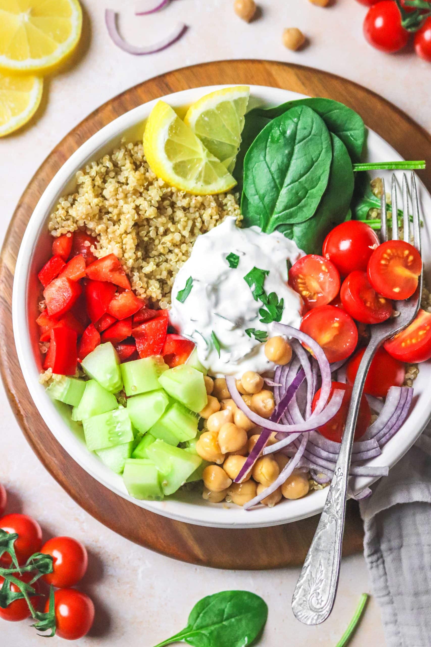 Bowl méditerranéen au quinoa