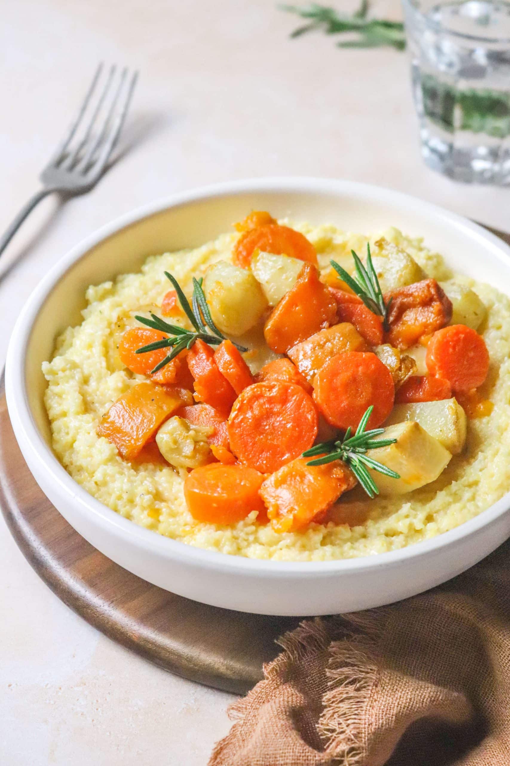 Polenta crémeuse et légumes rôtis