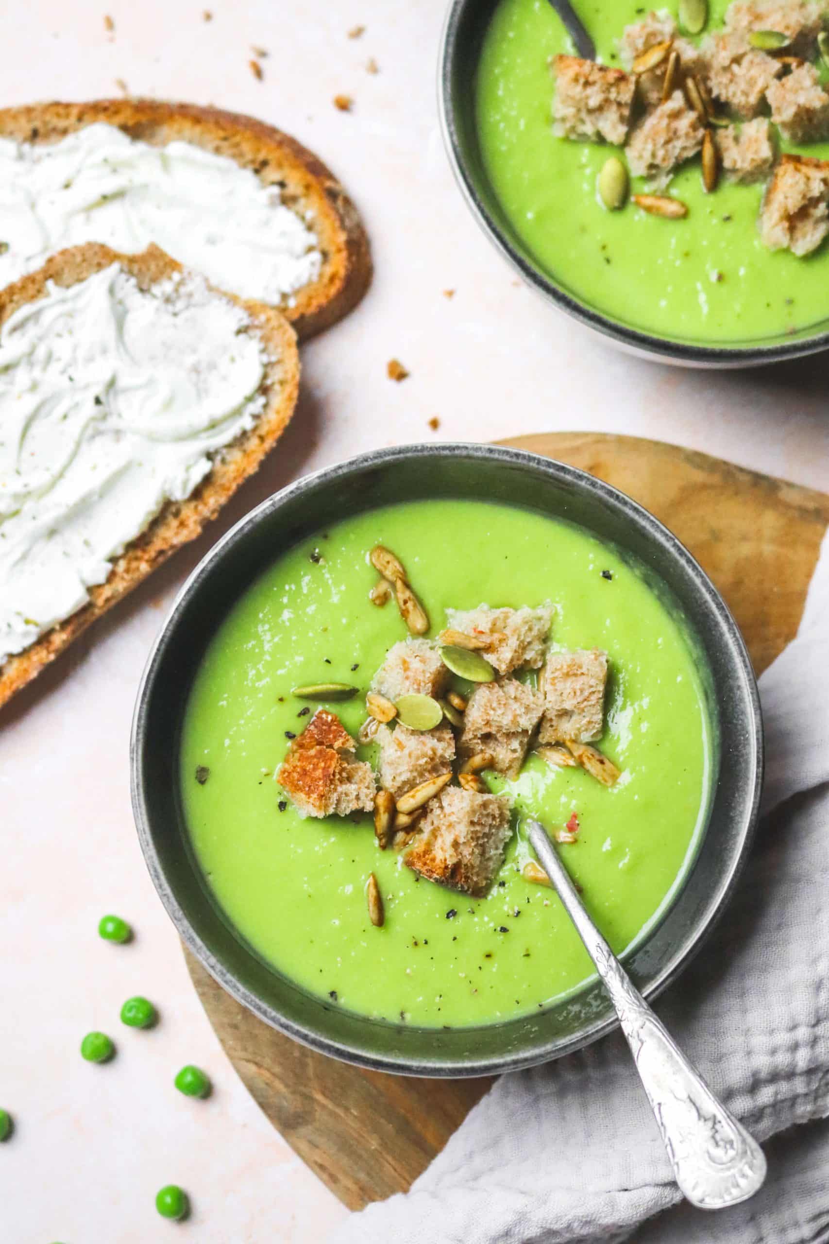 Velouté courgettes petits pois et tartines de fromage frais