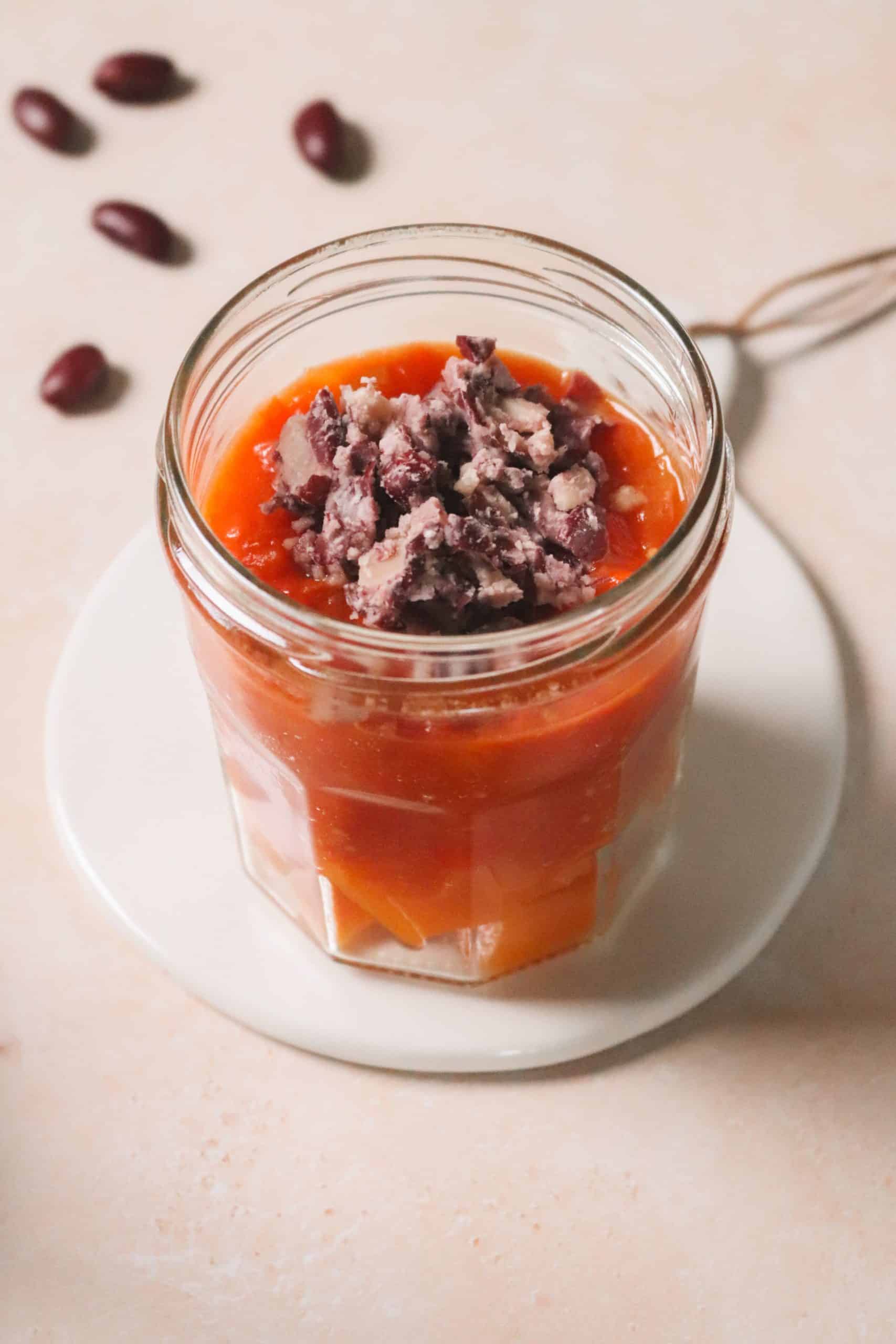 Patate douce vapeur, purée de poivron et tomates aux haricots rouges