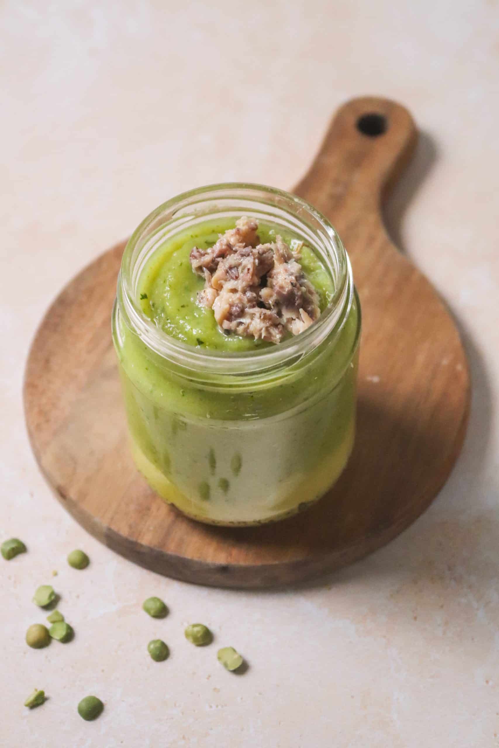 Écrasé de pommes de terre, purée de courgettes et pois cassés, sardines