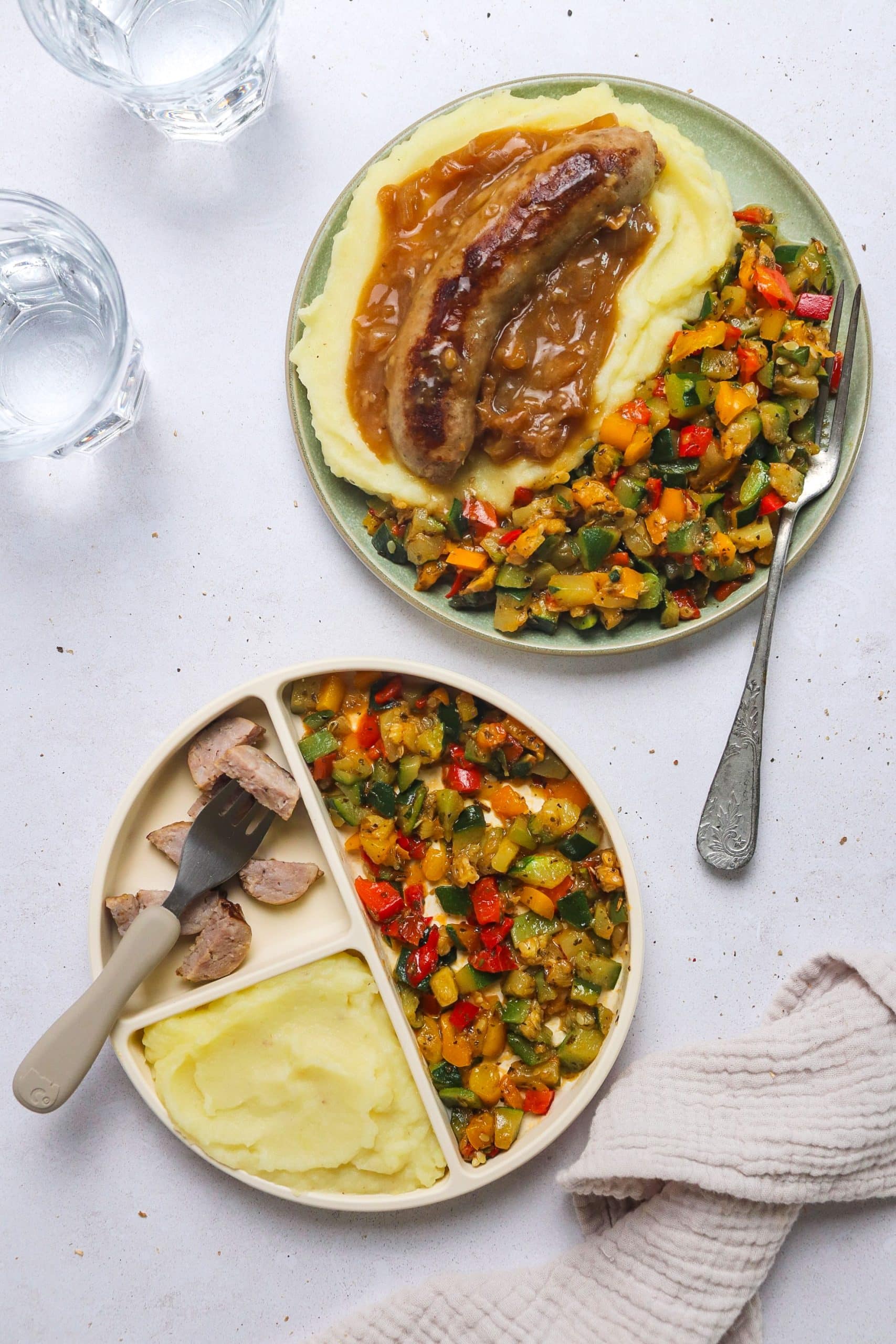 Saucisses purée et poêlée de légumes