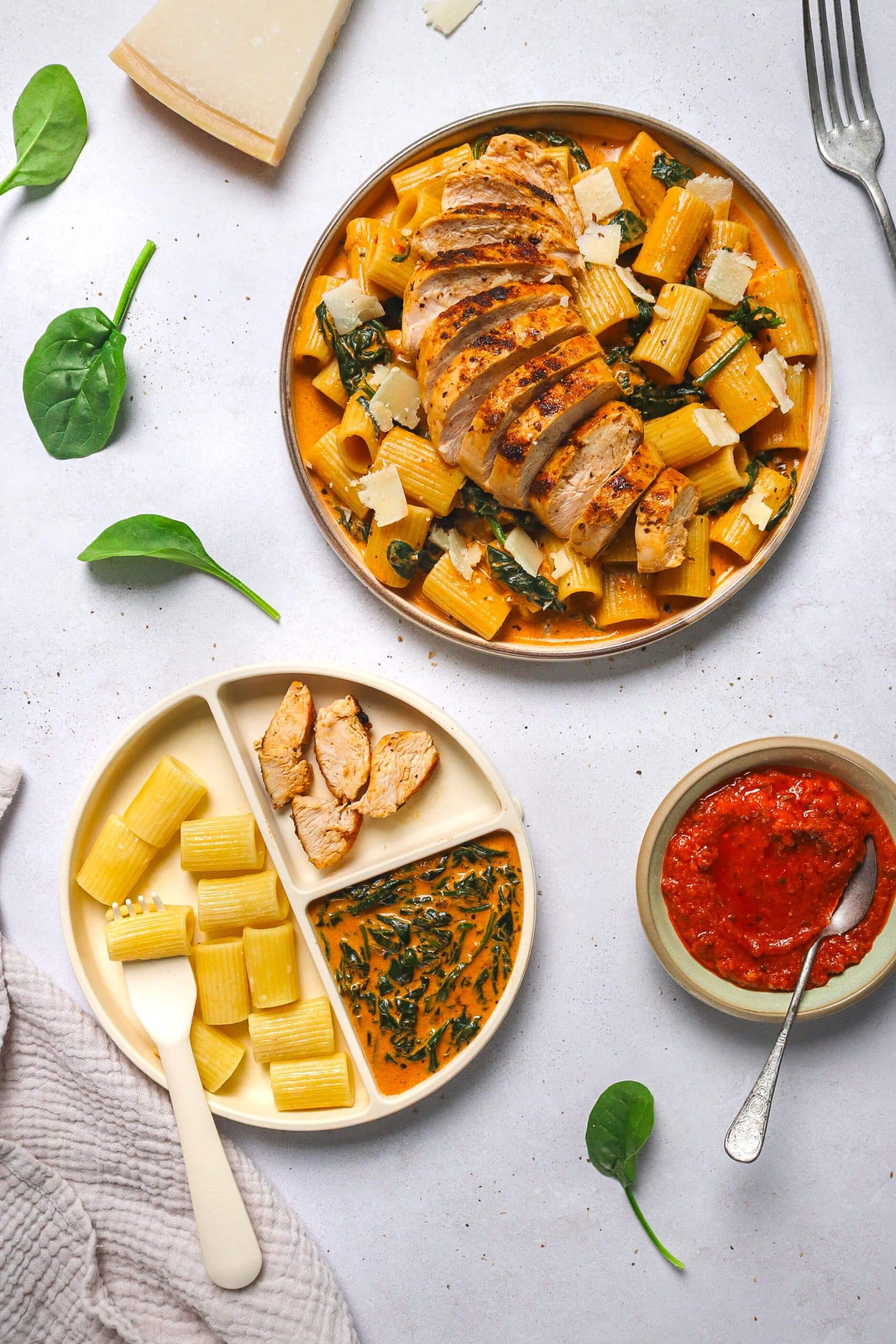 Pâtes au poulet à la crème de pesto rosso