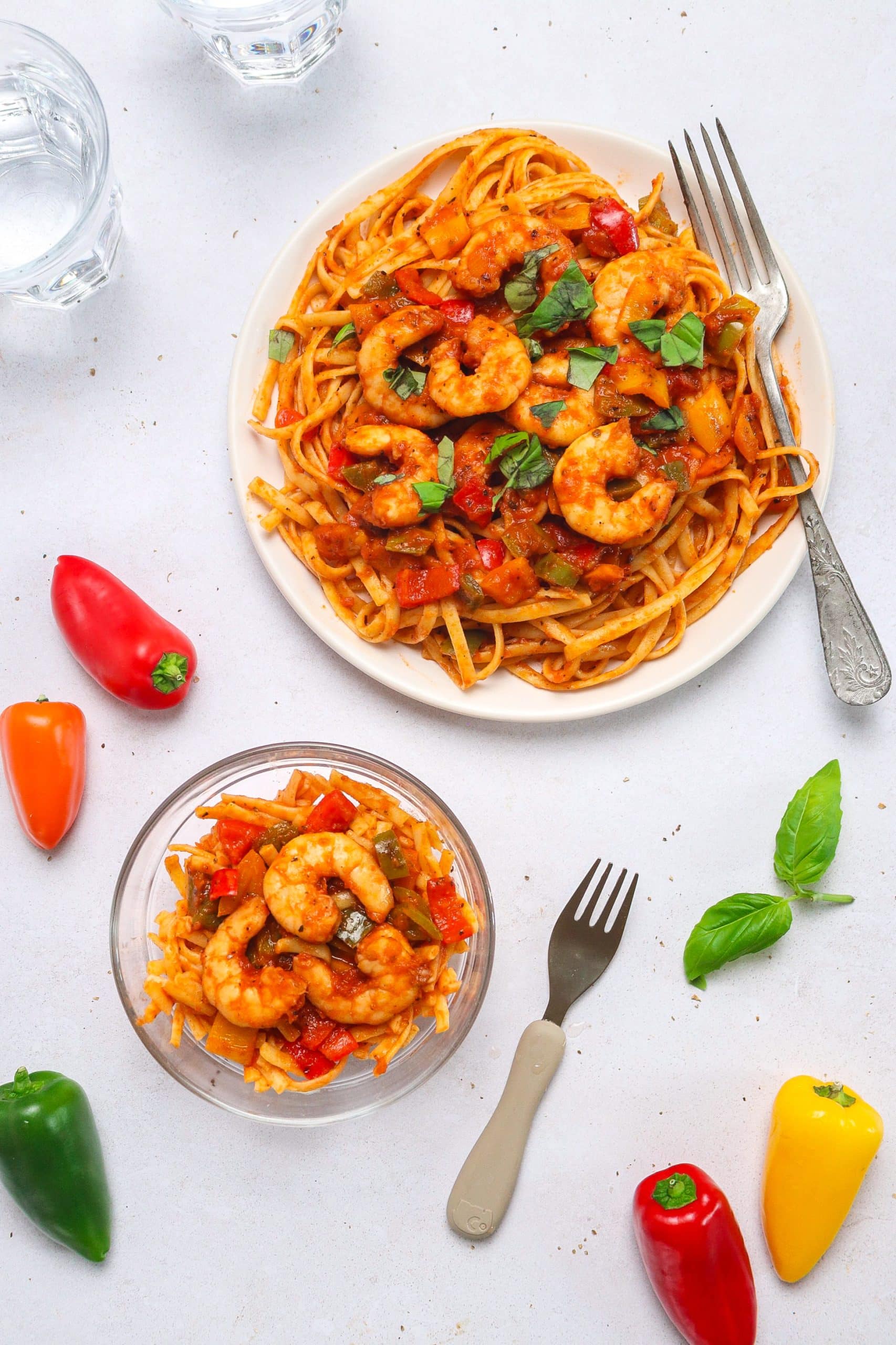 Pâtes aux tomates, poivrons et crevettes grillées