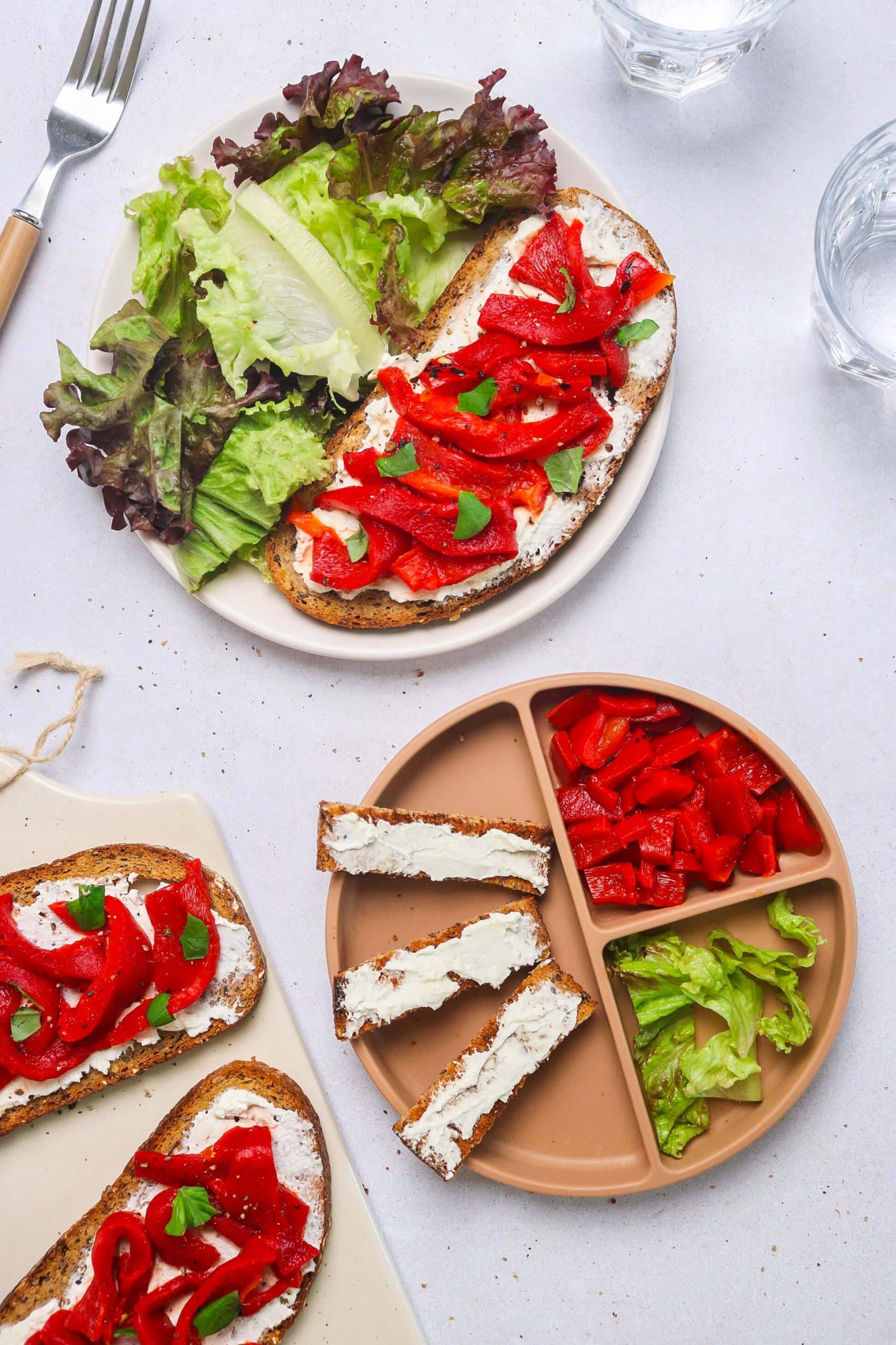 Tartines aux poivrons grillés et fromage frais