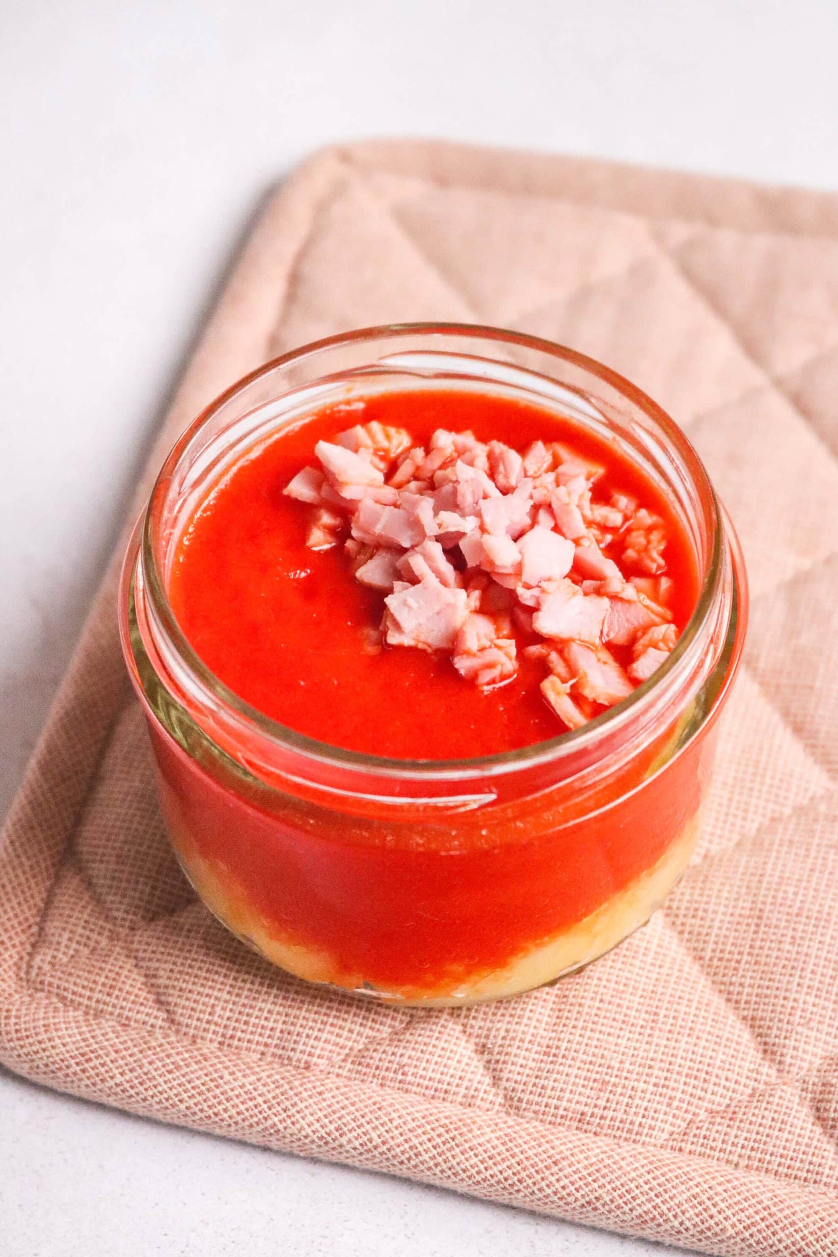 Écrasé de pommes de terre froid aux tomates, poivrons et jambon