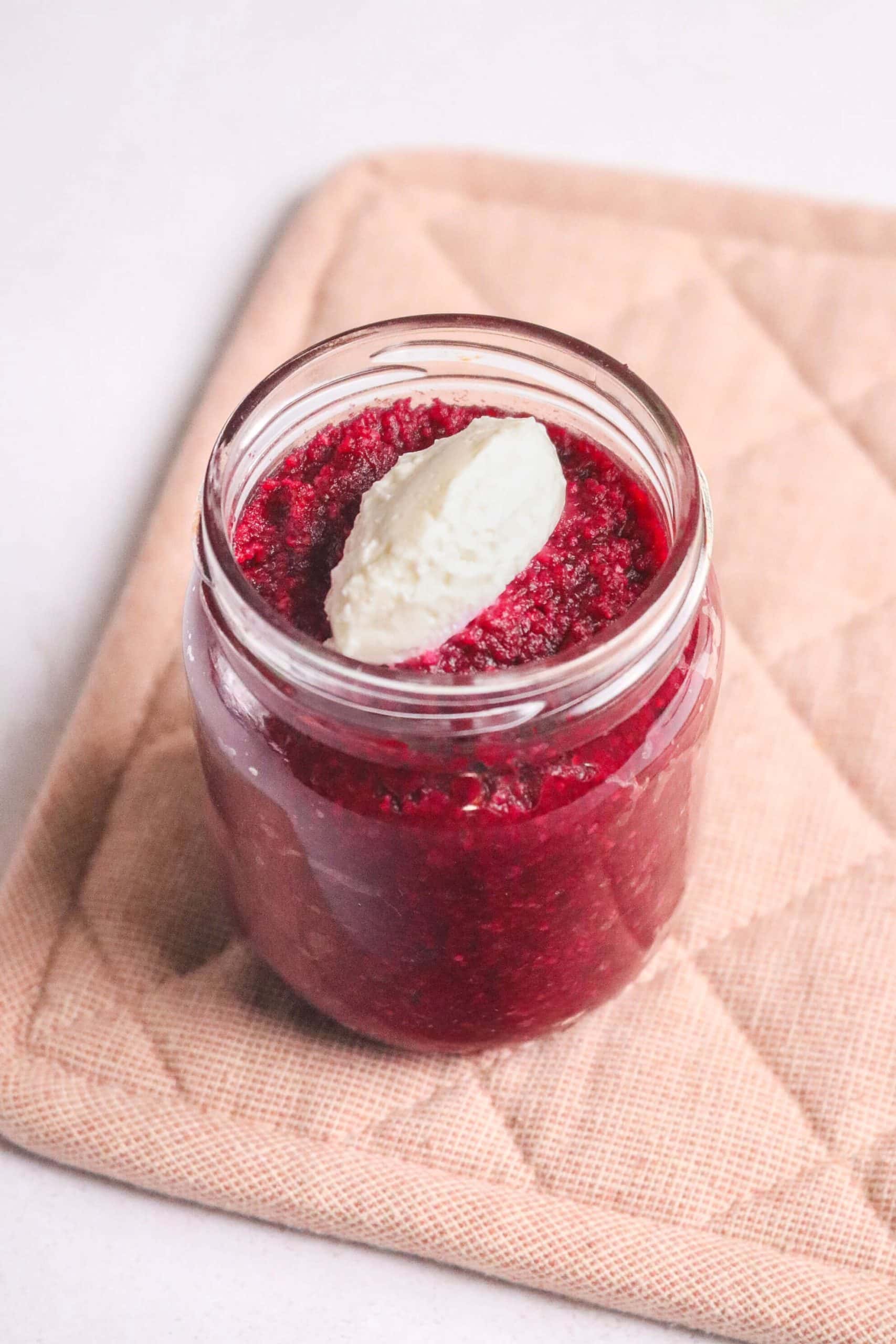 Purée froide de betterave et pointe de fromage frais