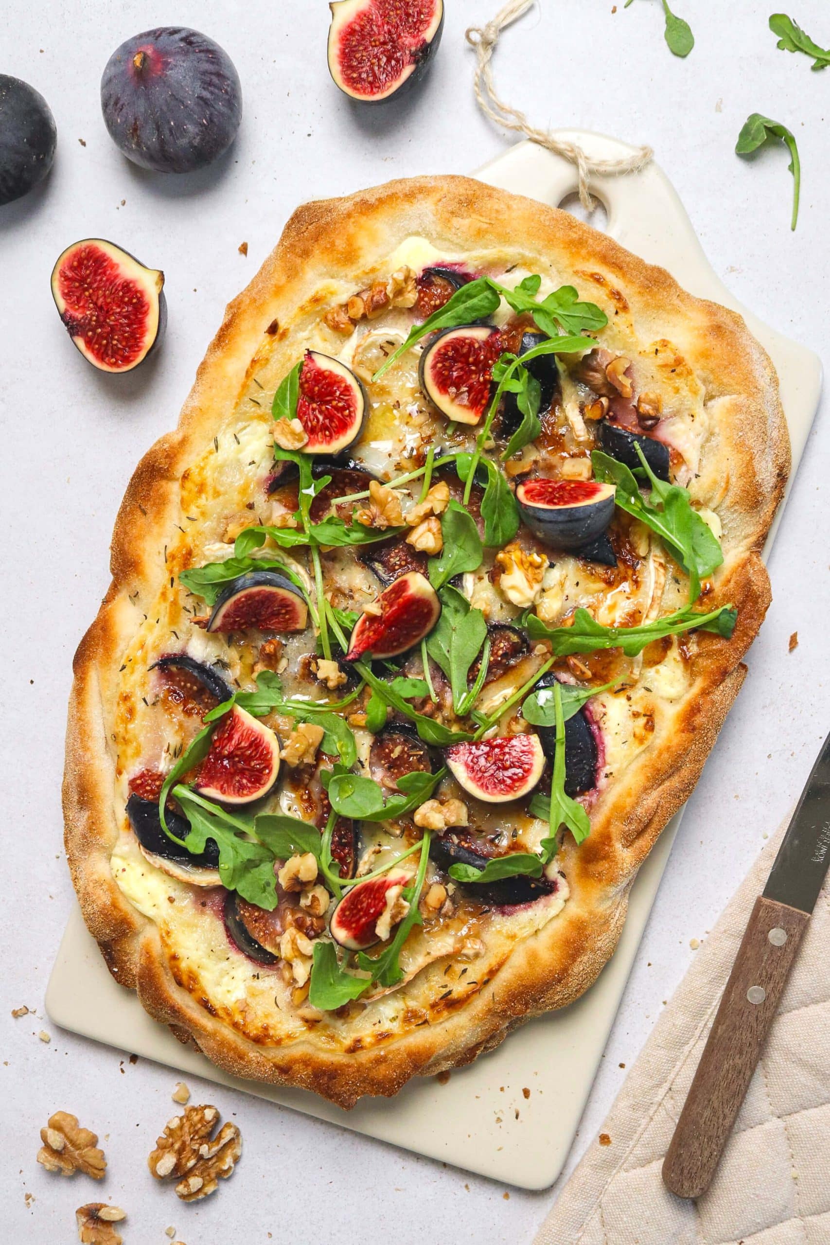 Pizza aux figues, fromage de chèvre et noix