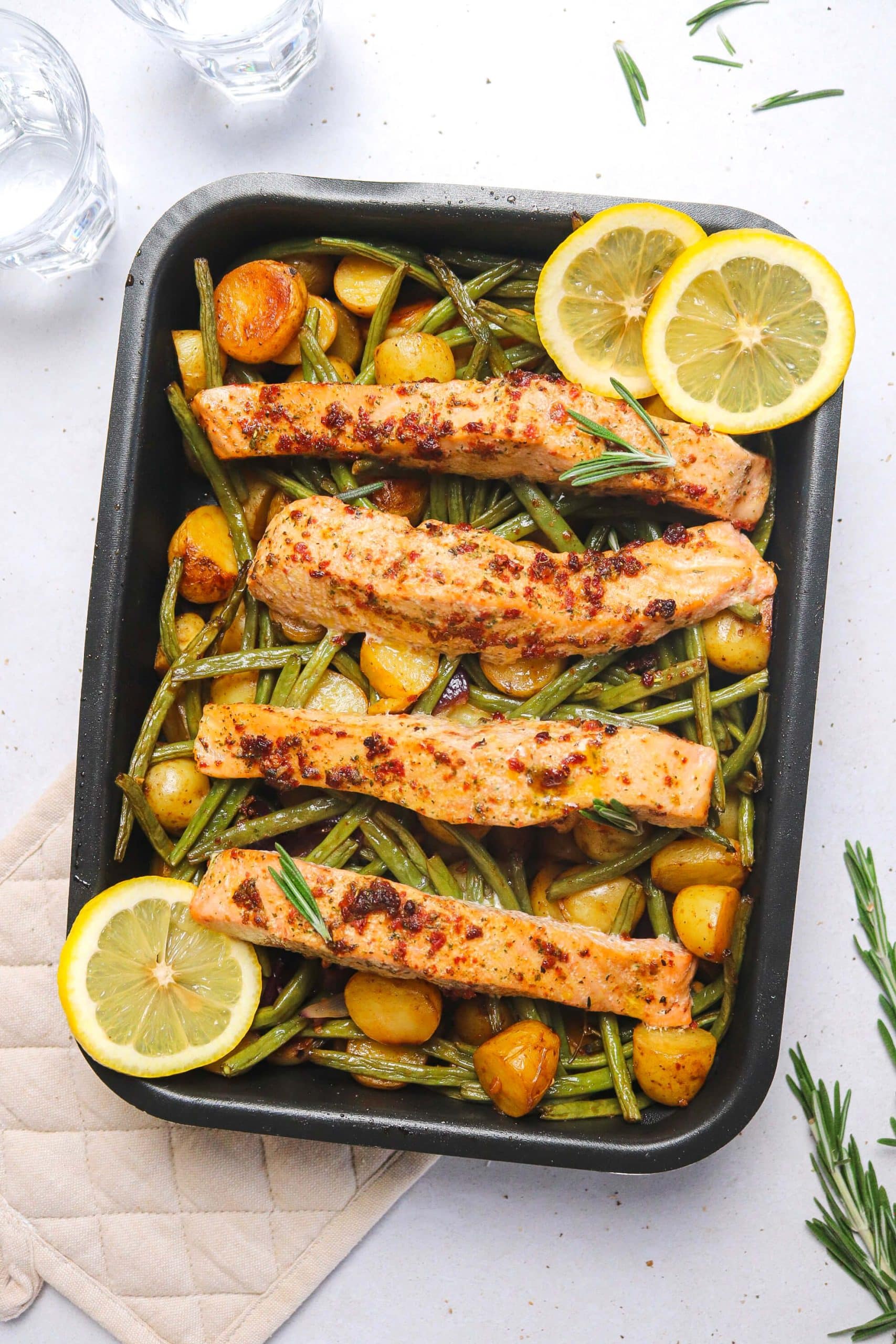 Saumon au four, pommes de terre et haricots verts
